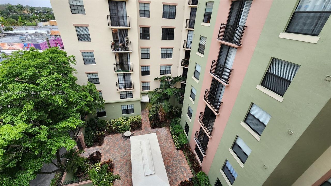 Active With Contract: $2,100 (1 beds, 1 baths, 893 Square Feet)