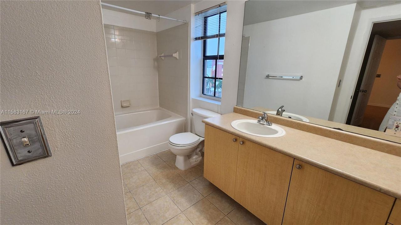Active With Contract: $2,100 (1 beds, 1 baths, 893 Square Feet)