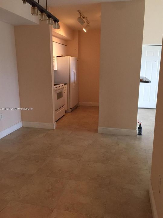For Rent: $1,950 (1 beds, 1 baths, 730 Square Feet)