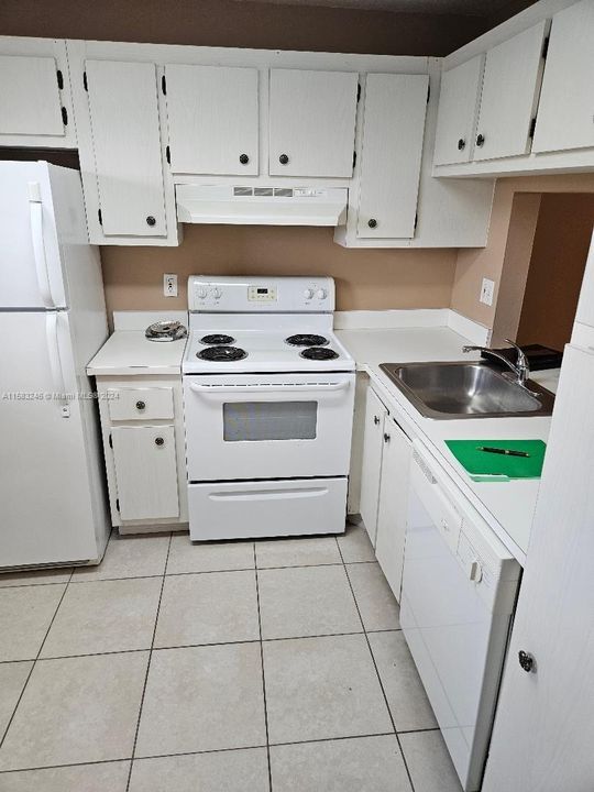 Active With Contract: $179,000 (1 beds, 1 baths, 940 Square Feet)
