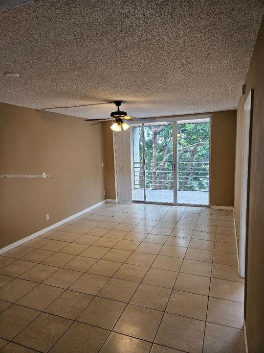 Active With Contract: $179,000 (1 beds, 1 baths, 940 Square Feet)
