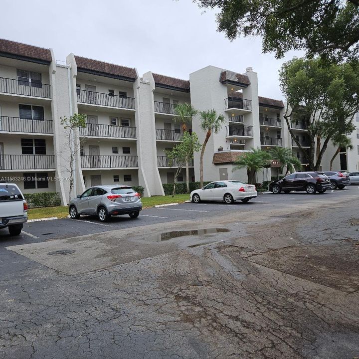 Active With Contract: $179,000 (1 beds, 1 baths, 940 Square Feet)