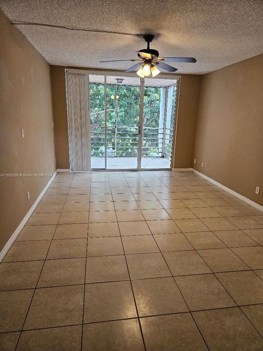 Active With Contract: $179,000 (1 beds, 1 baths, 940 Square Feet)