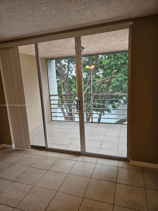 Active With Contract: $179,000 (1 beds, 1 baths, 940 Square Feet)