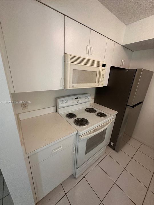 For Rent: $2,400 (1 beds, 1 baths, 610 Square Feet)