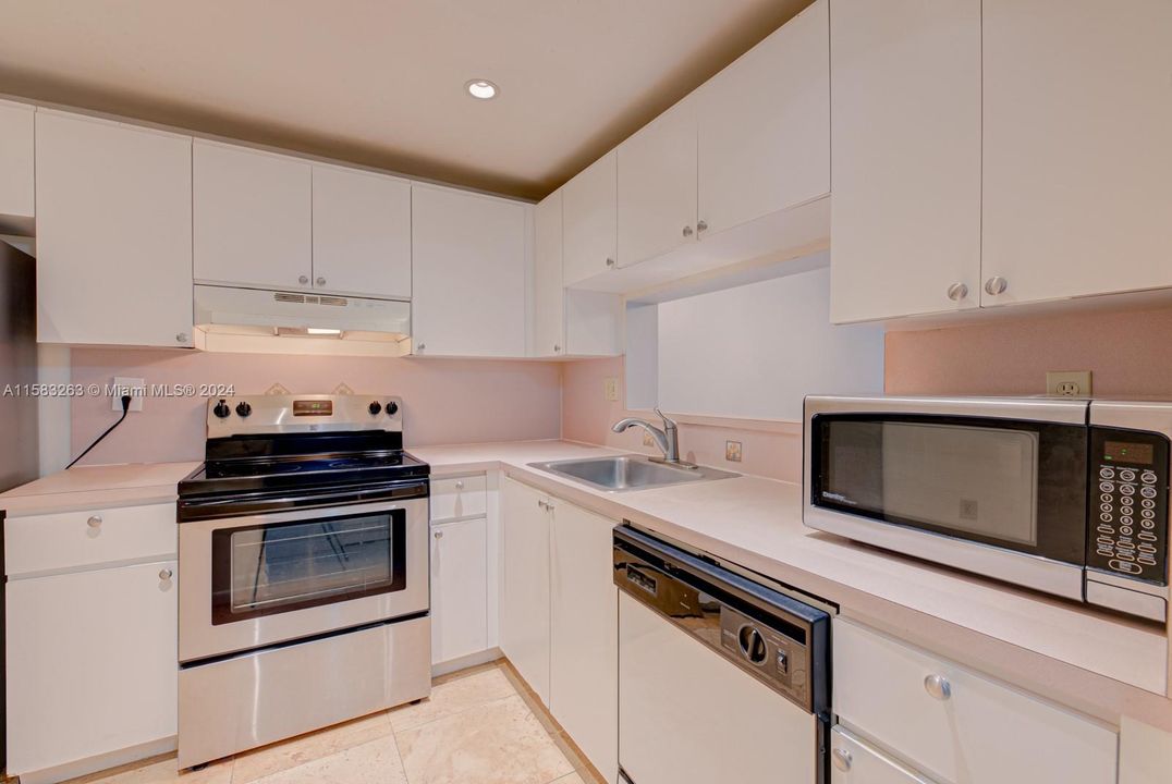 For Sale: $319,999 (2 beds, 2 baths, 936 Square Feet)