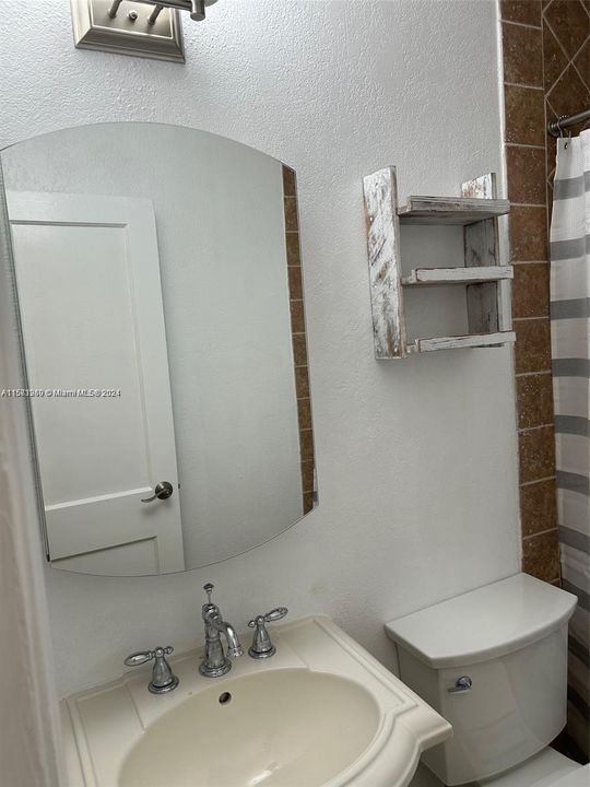For Rent: $3,350 (2 beds, 1 baths, 918 Square Feet)