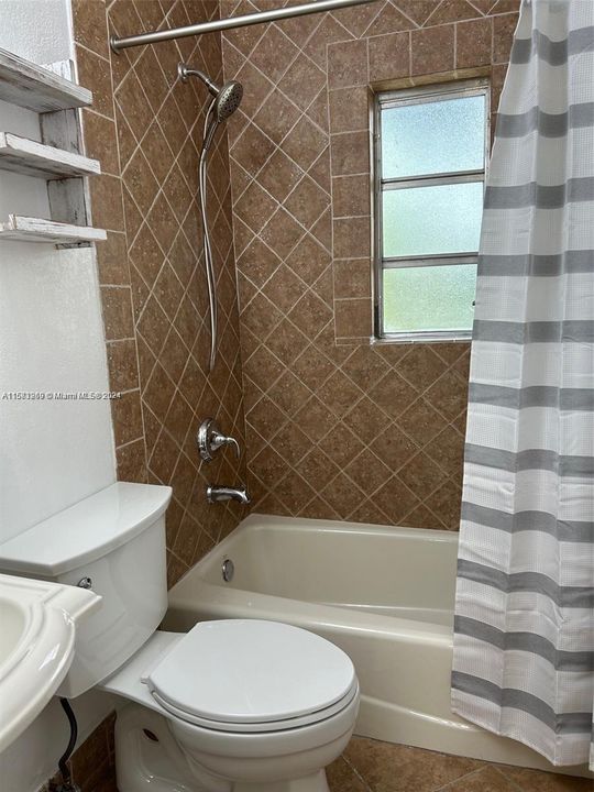 For Rent: $3,350 (2 beds, 1 baths, 918 Square Feet)