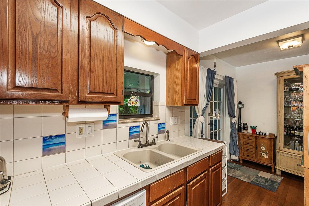 For Sale: $449,900 (2 beds, 1 baths, 1015 Square Feet)