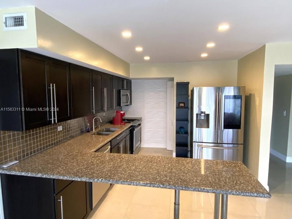 For Sale: $299,000 (1 beds, 1 baths, 850 Square Feet)