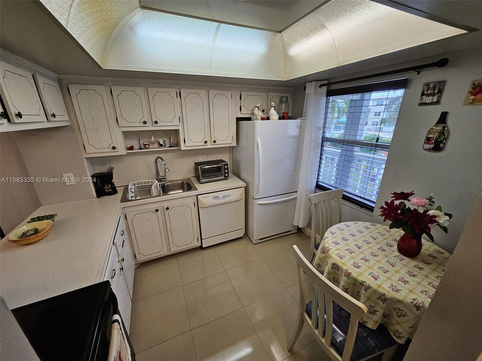 For Sale: $165,000 (2 beds, 2 baths, 955 Square Feet)