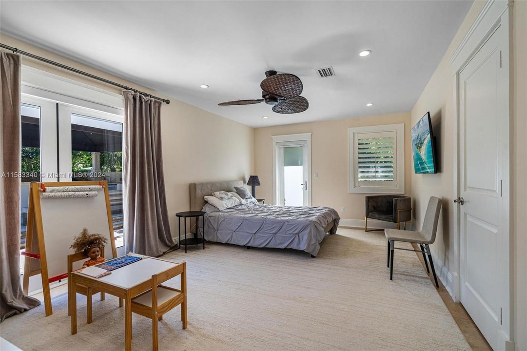 Guest bedroom with en-suite bathroom