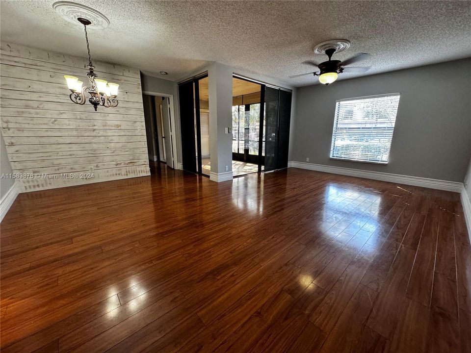 For Sale: $272,300 (2 beds, 2 baths, 978 Square Feet)