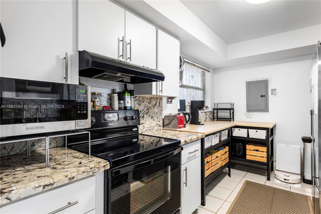 For Sale: $425,000 (2 beds, 2 baths, 1196 Square Feet)