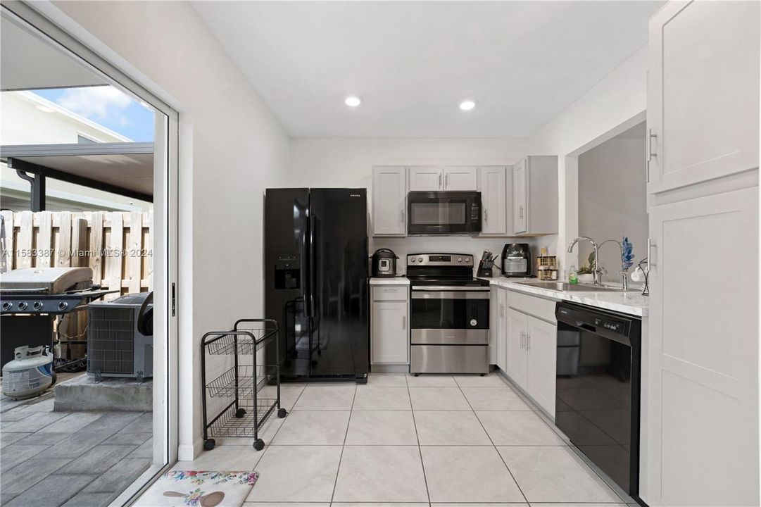 For Sale: $370,000 (3 beds, 3 baths, 1272 Square Feet)