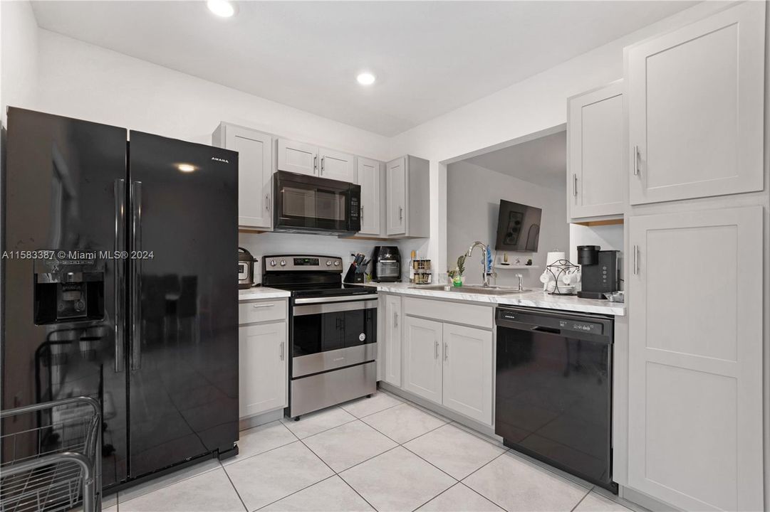 For Sale: $370,000 (3 beds, 3 baths, 1272 Square Feet)