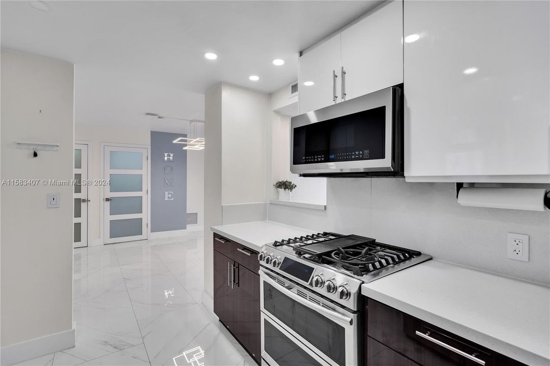 For Sale: $765,000 (2 beds, 2 baths, 1248 Square Feet)