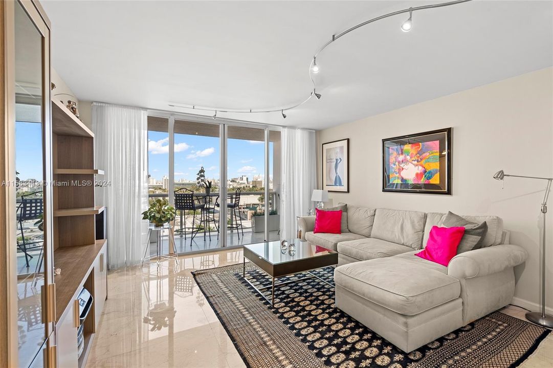 For Sale: $850,000 (2 beds, 2 baths, 1140 Square Feet)