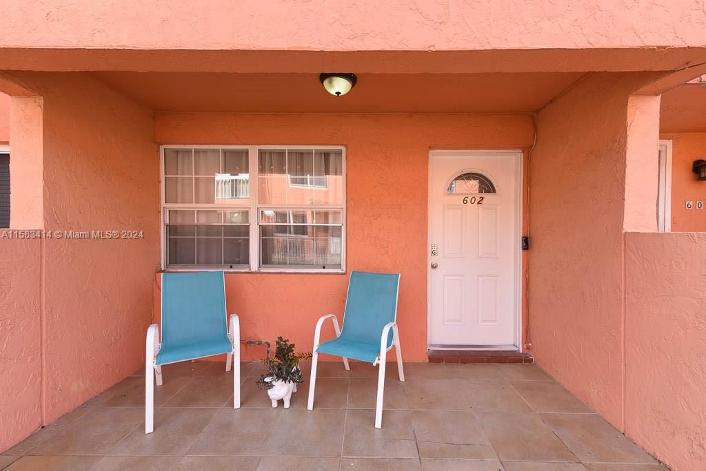 Recently Rented: $3,000 (3 beds, 3 baths, 1200 Square Feet)