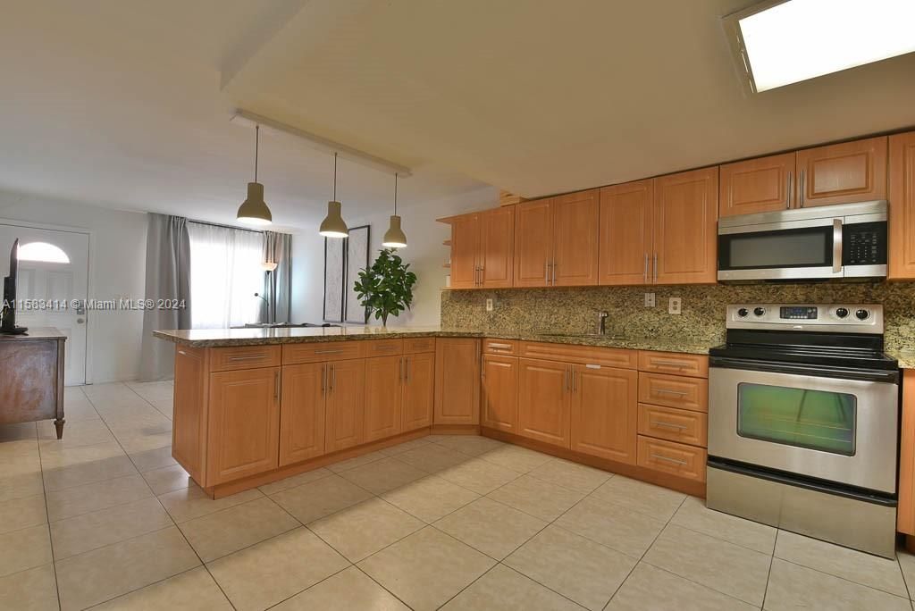 Recently Rented: $3,000 (3 beds, 3 baths, 1200 Square Feet)