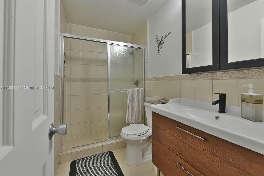 Recently Rented: $3,000 (3 beds, 3 baths, 1200 Square Feet)