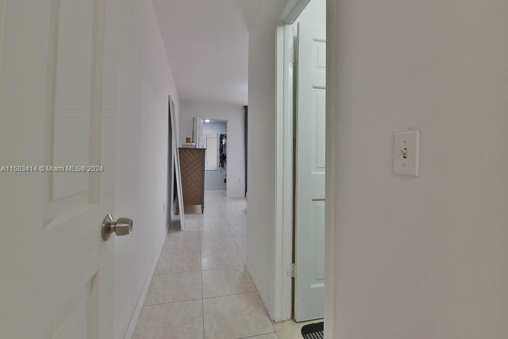 Recently Rented: $3,000 (3 beds, 3 baths, 1200 Square Feet)