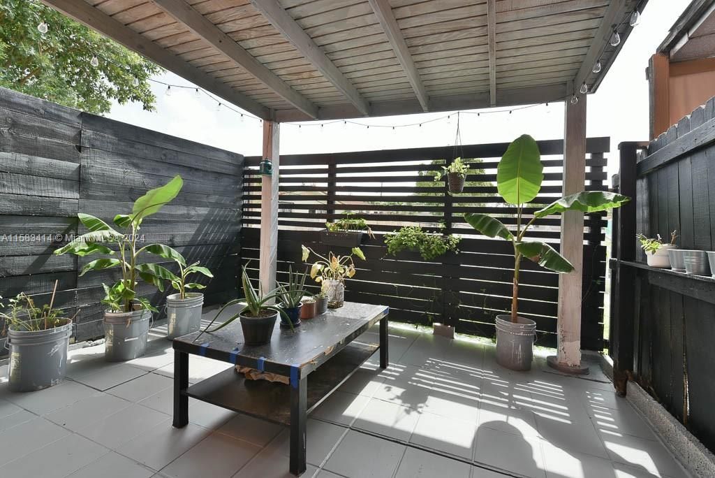 Recently Rented: $3,000 (3 beds, 3 baths, 1200 Square Feet)