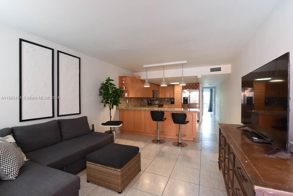 Recently Rented: $3,000 (3 beds, 3 baths, 1200 Square Feet)