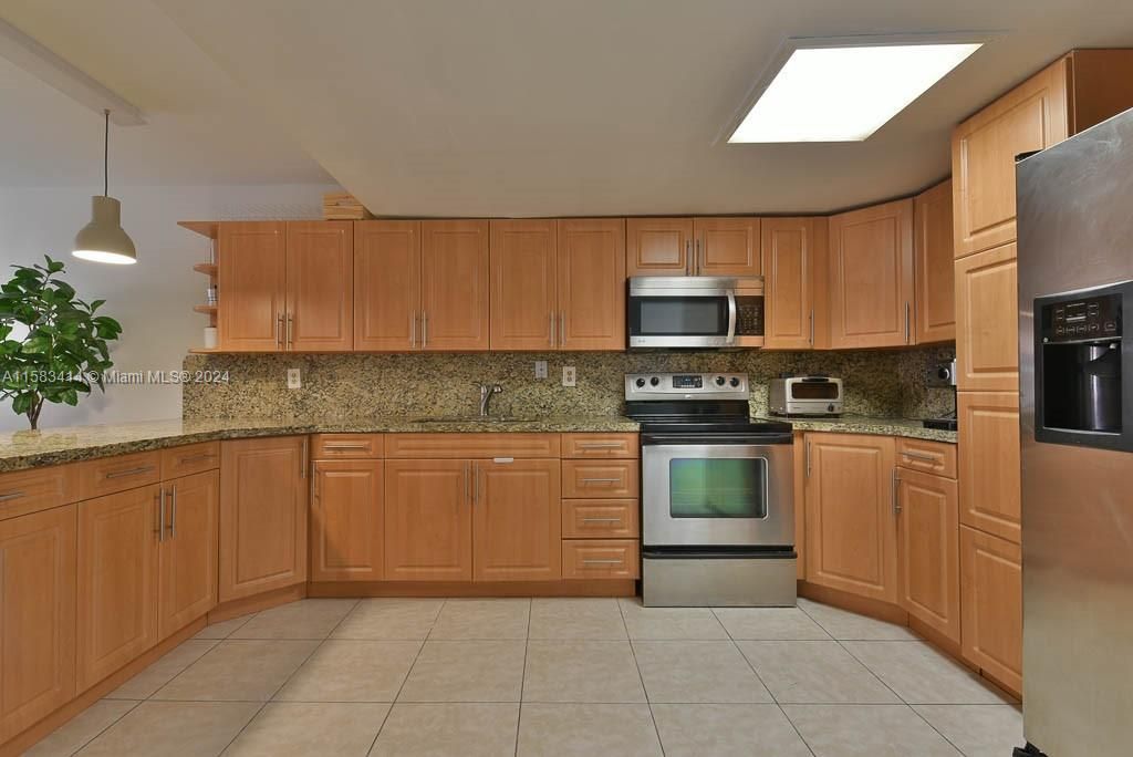 Recently Rented: $3,000 (3 beds, 3 baths, 1200 Square Feet)