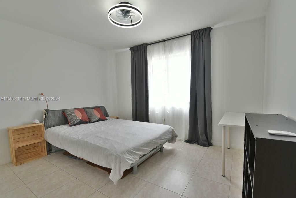 Recently Rented: $3,000 (3 beds, 3 baths, 1200 Square Feet)