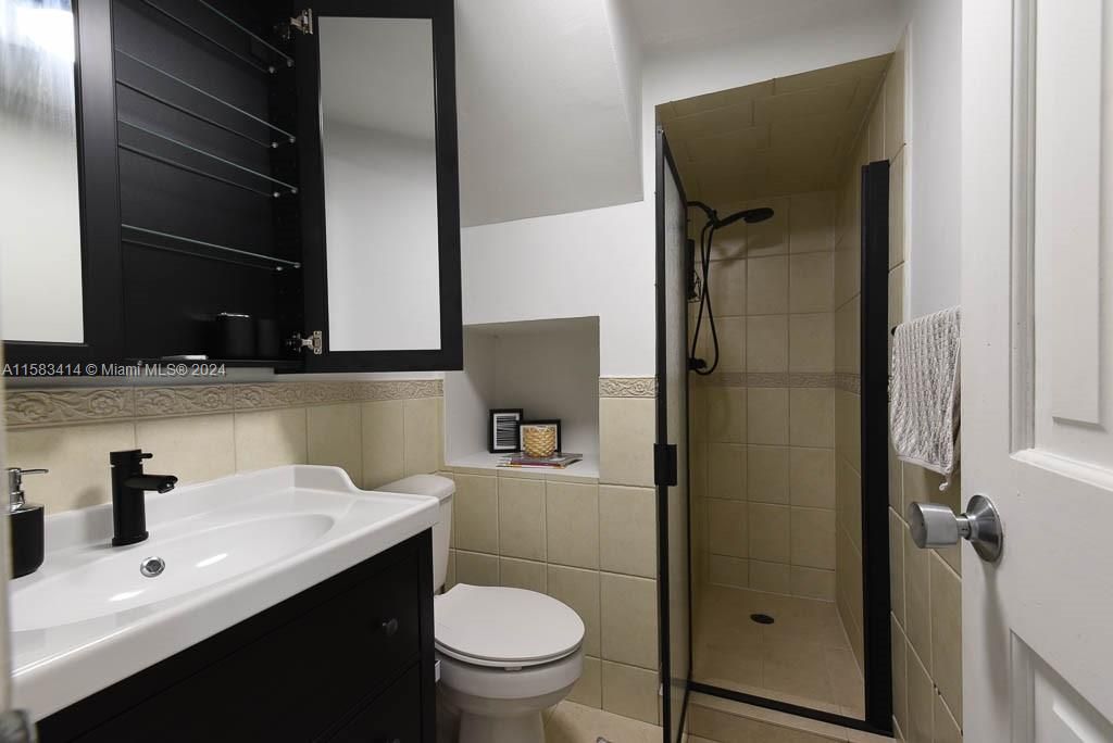 Recently Rented: $3,000 (3 beds, 3 baths, 1200 Square Feet)