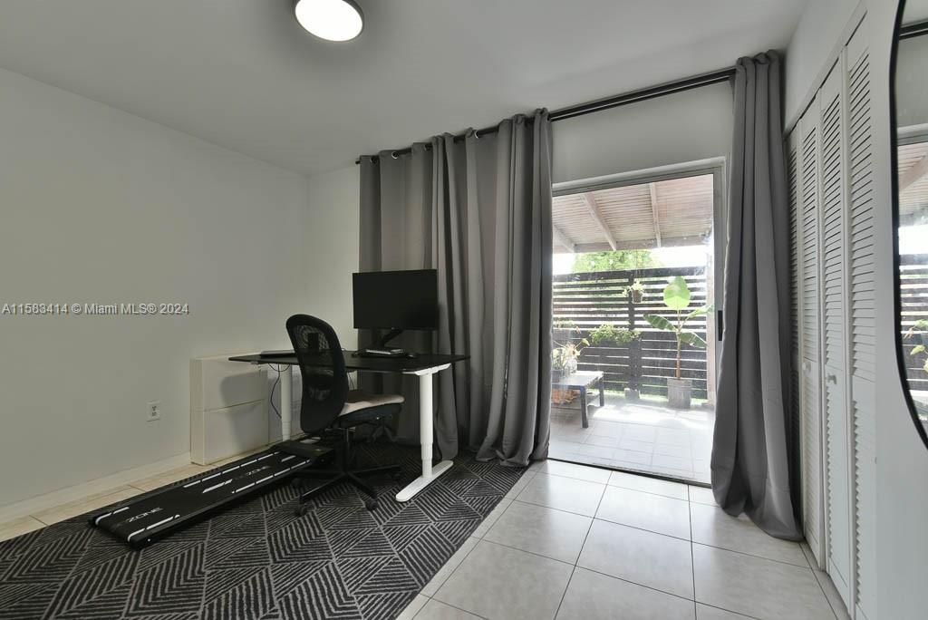 Recently Rented: $3,000 (3 beds, 3 baths, 1200 Square Feet)