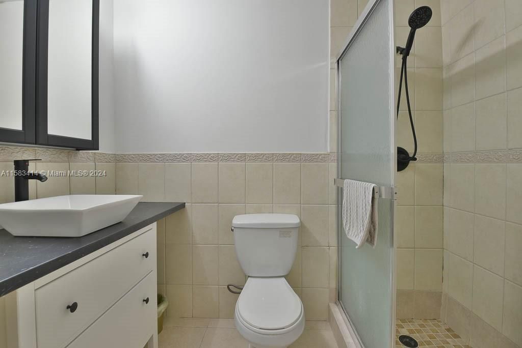 Recently Rented: $3,000 (3 beds, 3 baths, 1200 Square Feet)