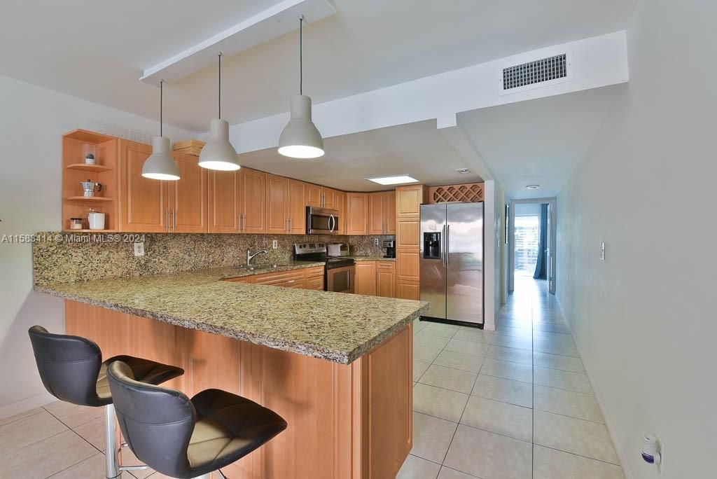 Recently Rented: $3,000 (3 beds, 3 baths, 1200 Square Feet)