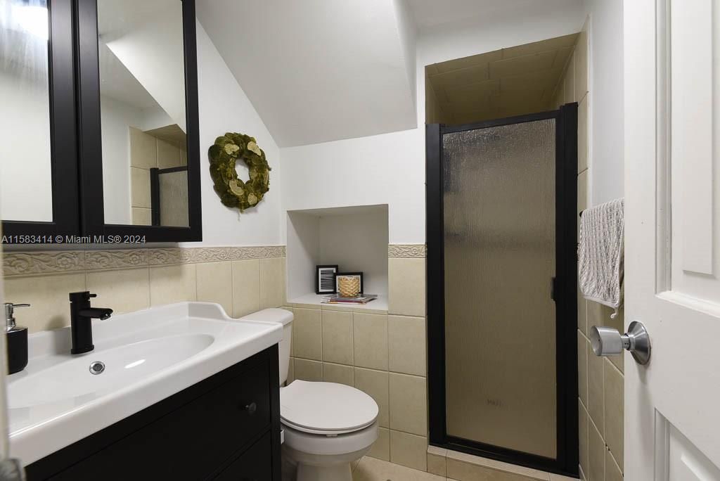 Recently Rented: $3,000 (3 beds, 3 baths, 1200 Square Feet)