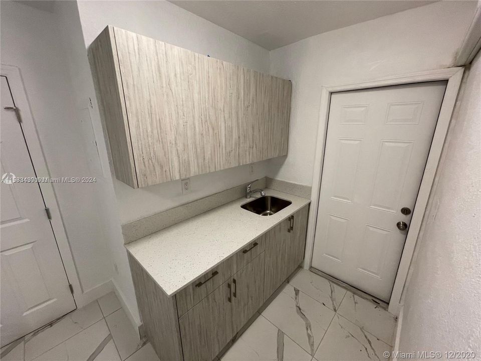 For Rent: $2,200 (2 beds, 1 baths, 5530 Square Feet)