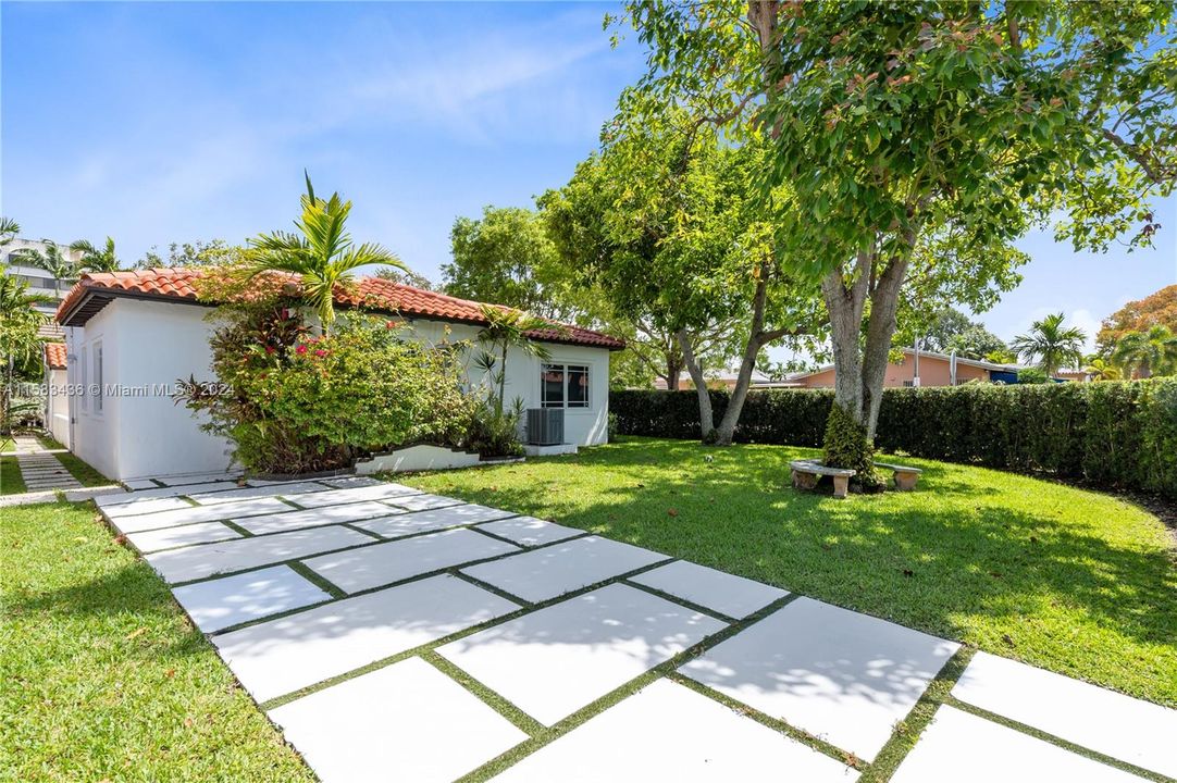 For Sale: $1,100,000 (3 beds, 2 baths, 1681 Square Feet)