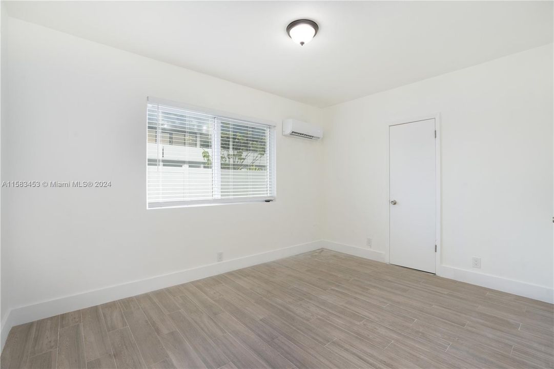 For Rent: $2,499 (2 beds, 1 baths, 1002 Square Feet)
