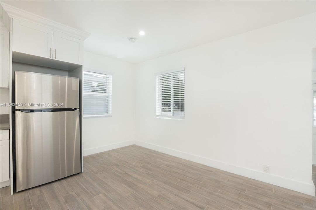 For Rent: $2,499 (2 beds, 1 baths, 1002 Square Feet)