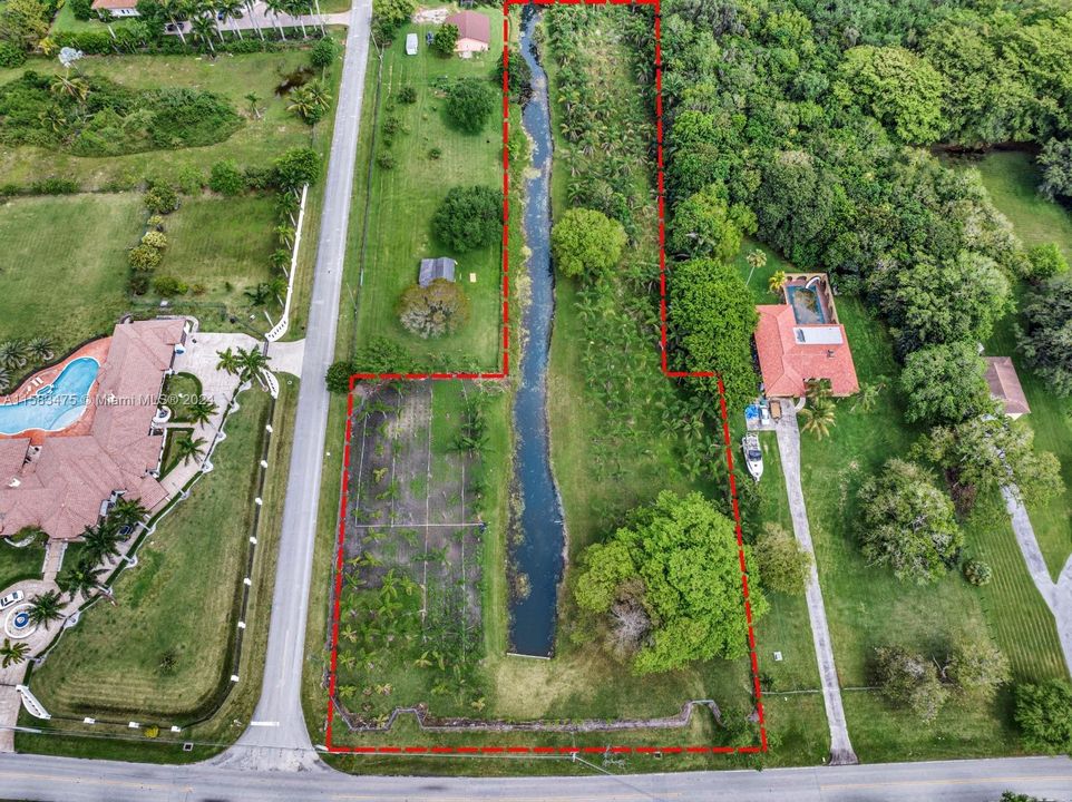 На продажу: $1,795,000 (2.88 acres)