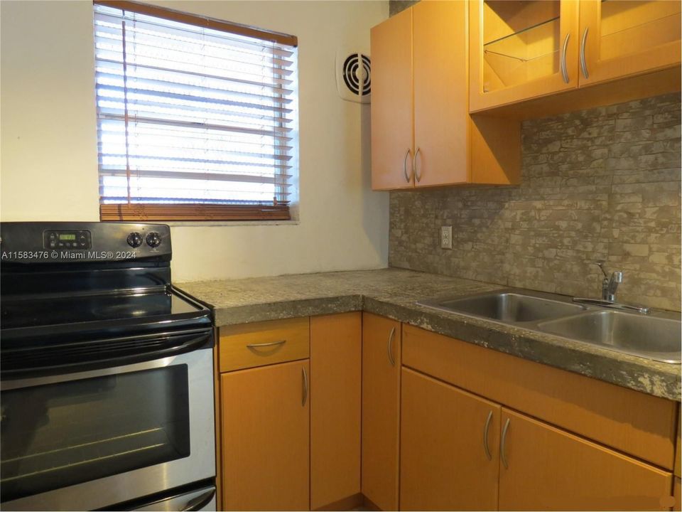 For Sale: $259,000 (1 beds, 1 baths, 641 Square Feet)