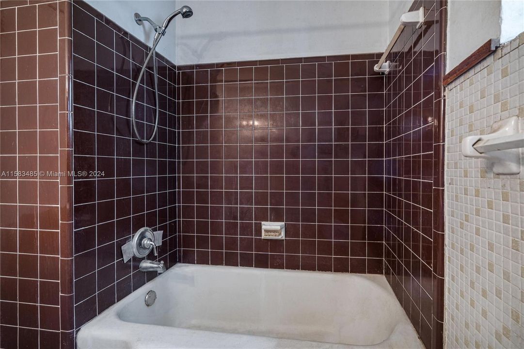 For Sale: $639,000 (2 beds, 1 baths, 805 Square Feet)