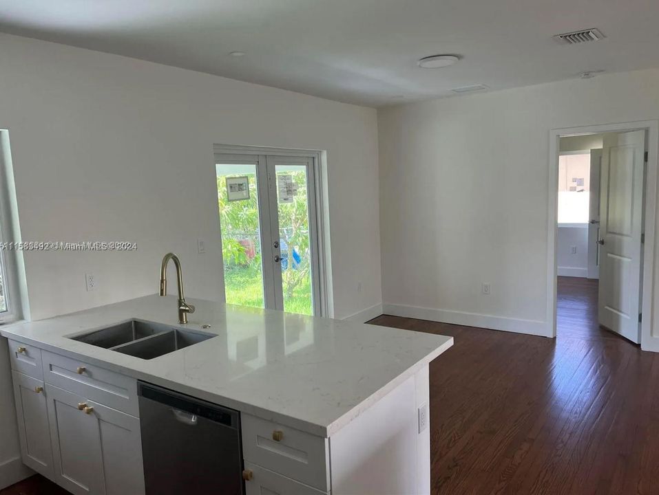 For Rent: $4,800 (3 beds, 2 baths, 1402 Square Feet)