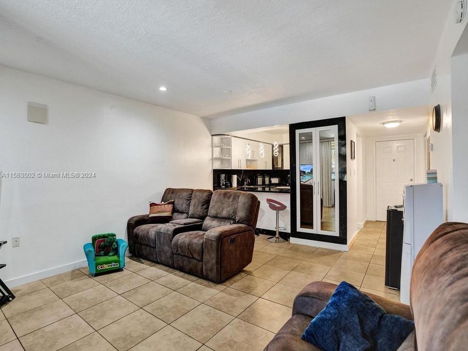 For Sale: $260,000 (2 beds, 2 baths, 860 Square Feet)