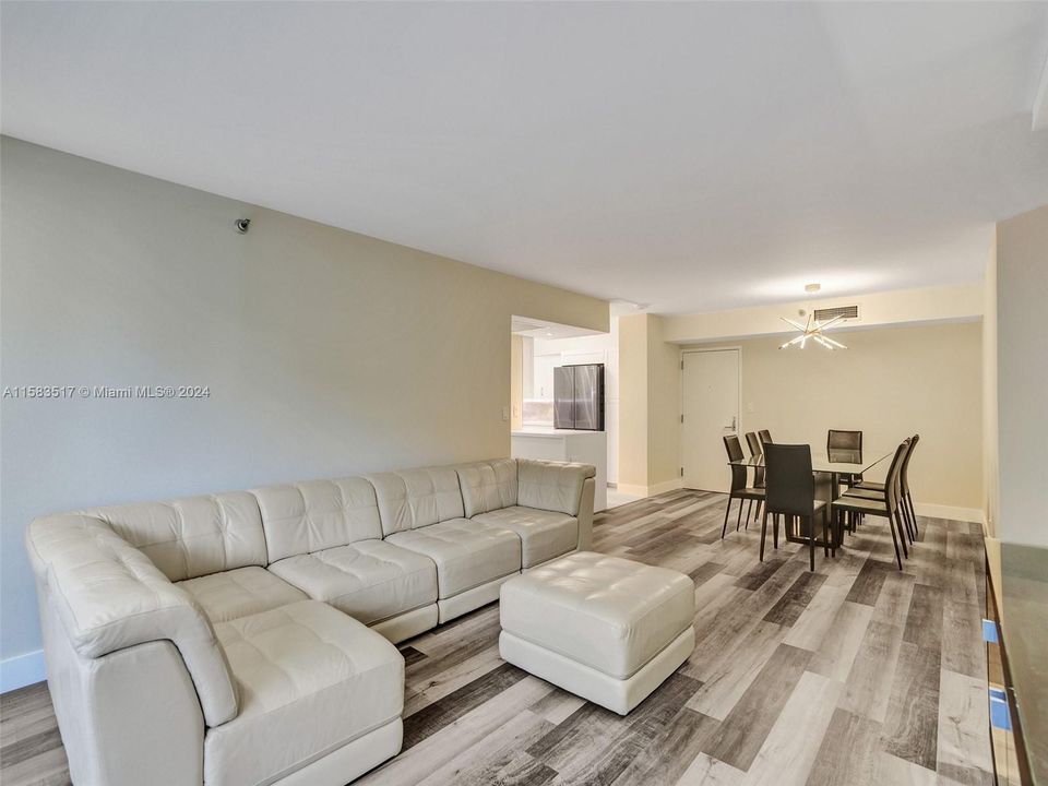 For Sale: $565,000 (2 beds, 2 baths, 1181 Square Feet)