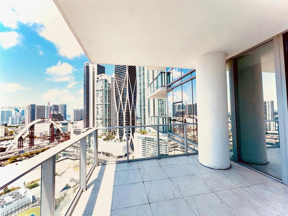 For Sale: $715,000 (1 beds, 2 baths, 1018 Square Feet)