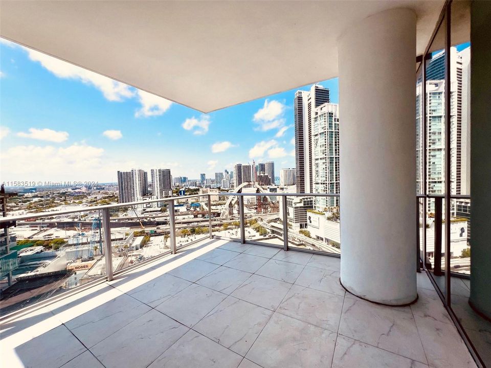 For Sale: $715,000 (1 beds, 2 baths, 1018 Square Feet)