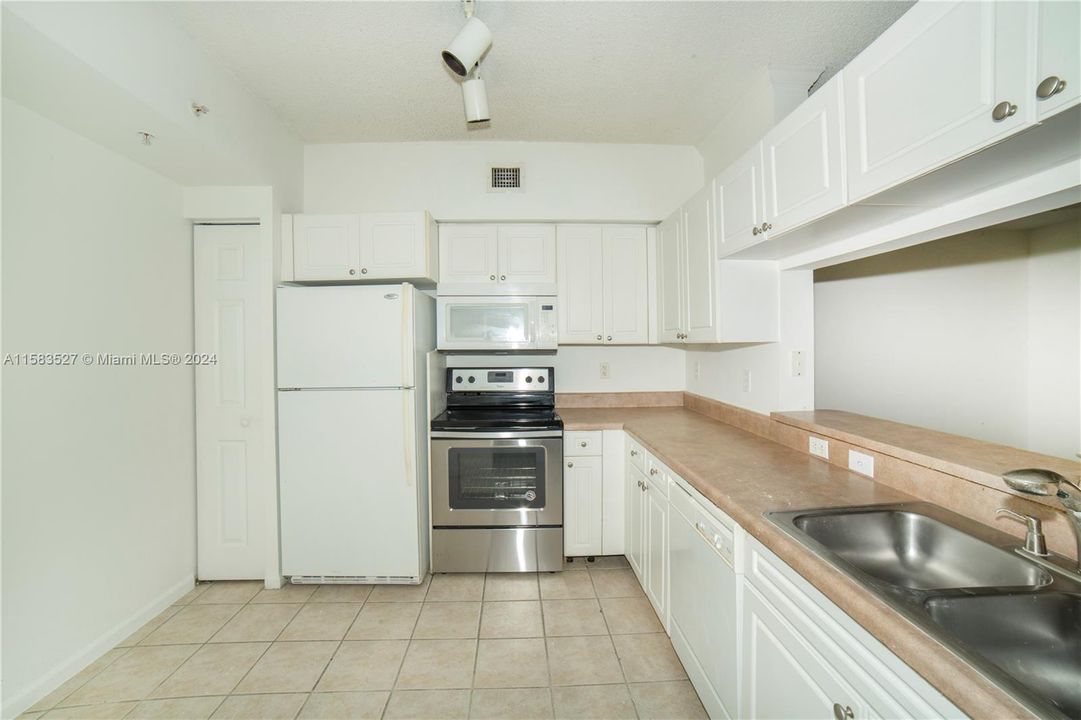 For Rent: $2,950 (2 beds, 2 baths, 1116 Square Feet)