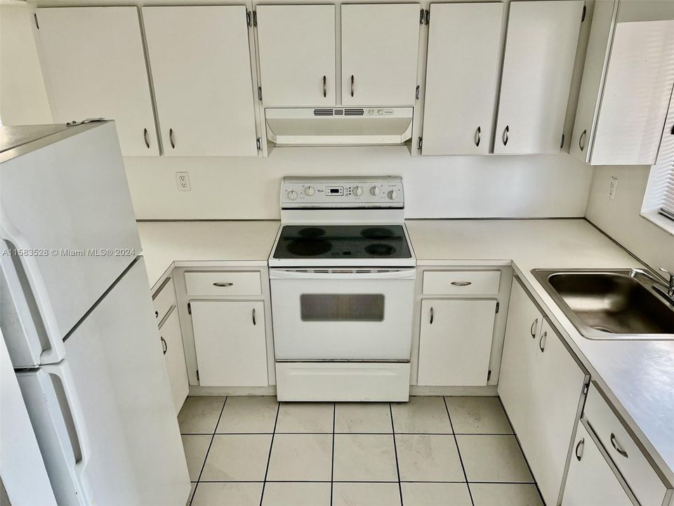 For Sale: $290,000 (2 beds, 1 baths, 971 Square Feet)