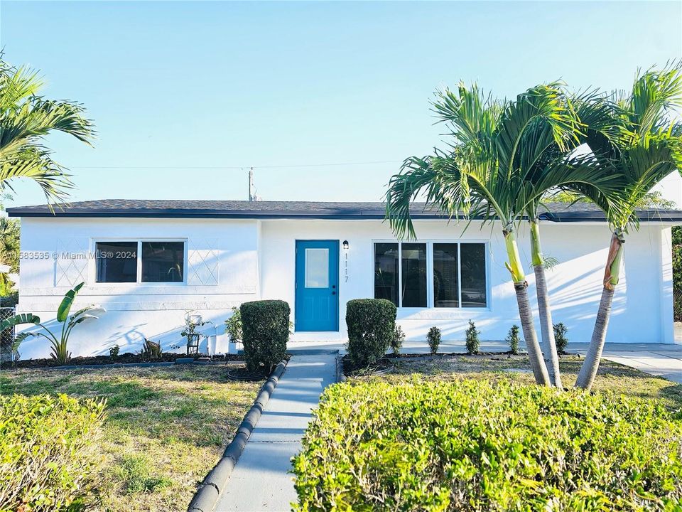 For Sale: $355,000 (3 beds, 2 baths, 778 Square Feet)